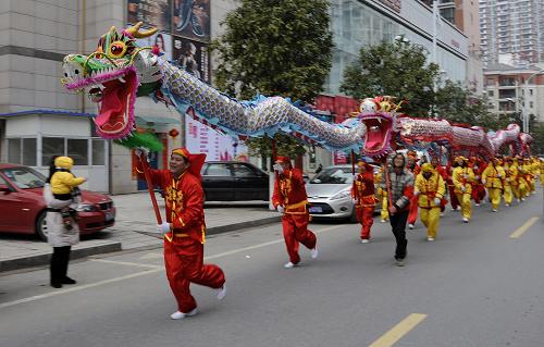 1月31日,浙江省東陽(yáng)市迎暉社區(qū)的居民在舞龍燈鬧新春。新春佳節(jié)期間,浙江省東陽(yáng)市城鄉(xiāng)各地舞起龍燈,幾百條龍燈走街串巷向居民拜年送福。新華社發(fā)(包康軒 攝)