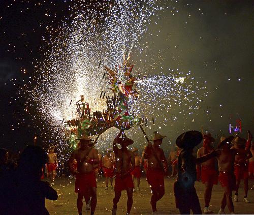 1月31日,廣東揭陽(yáng)喬林村民在舞“火龍”。當(dāng)日,廣東揭陽(yáng)市在揭陽(yáng)樓廣場(chǎng)舉辦“喬林煙花火龍”表演晚會(huì),吸引數(shù)萬(wàn)名群眾前來(lái)觀看。新華社發(fā)(羅斌 攝)