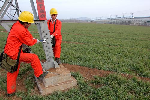 2月1日,棗莊供電公司專業(yè)技術(shù)巡查隊(duì)員對(duì)京滬高鐵供電線路的鐵塔進(jìn)行加固。新華社發(fā)(吉喆 攝)