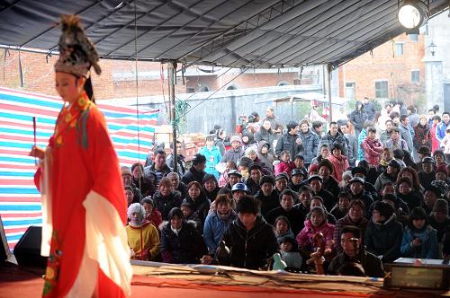 2月2日,仙居縣橫溪鎮(zhèn)下湯村的百姓在觀看越劇表演。新華社記者 徐昱 攝