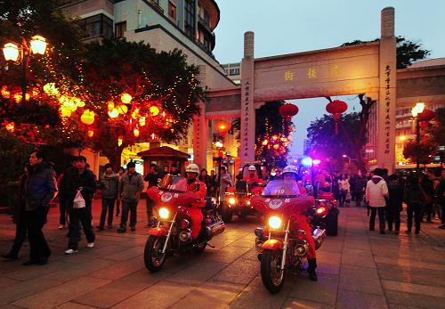 2月2日,福州市消防部門的消防車輛在千年古街福州三坊七巷執(zhí)行巡防任務(wù)。新華社記者 魏培全 攝