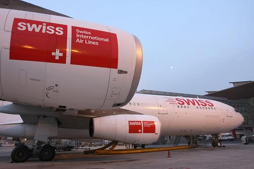 2月12日清晨,瑞士航空蘇黎世至北京直飛航班首航客機(jī)飛抵北京首都國際機(jī)場。當(dāng)日,瑞士航空蘇黎世至北京每日直飛航班正式開通。航線開通初期將使用空中客車A340及A330客機(jī)往返蘇黎世與北京。新華社發(fā)(付琪 攝)