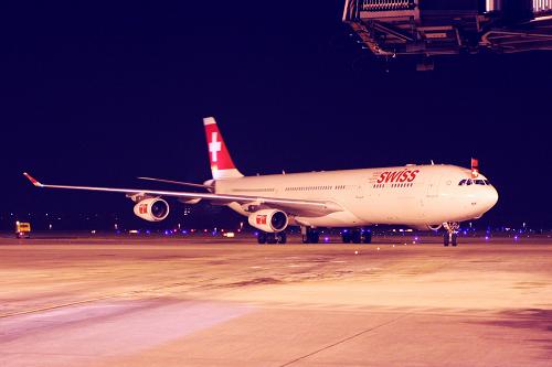 2月12日清晨,瑞士航空蘇黎世至北京直飛航班首航客機(jī)飛抵北京首都國際機(jī)場。新華社發(fā)(付琪 攝)