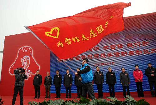 3月4日,“學(xué)雷鋒志愿服務(wù)隊(duì)”代表在啟動(dòng)儀式上展示隊(duì)旗。當(dāng)日,共青團(tuán)北京市委、北京市志愿者聯(lián)合會(huì)在北京奧林匹克公園中心區(qū)志愿者廣場舉辦“弘揚(yáng)北京精神 學(xué)雷鋒 我行動(dòng)”首都學(xué)雷鋒志愿服務(wù)活動(dòng)啟動(dòng)儀式,北京市志愿者實(shí)名制注冊工作同時(shí)啟動(dòng)。新華社記者 羅曉光 攝