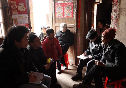 3月10日,湖南衡陽市文廣新局工作隊的隊員在衡南縣硫市鎮(zhèn)集沙村走訪貧困戶。據湖南省政府網站消息,湖南省衡陽市于2011年3月開展為期一個月的“十萬干部百鄉(xiāng)千村萬戶大走訪”活動,10萬多名干部深入184個鄉(xiāng)鎮(zhèn)、36個街道、4877個村、512個社區(qū)和1200余家企業(yè)。今年3月,衡陽市繼續(xù)開展這一大走訪活動,當地在3月1日至4月10日的時間里,繼續(xù)組織干部深入基層,走訪群眾。新華社發(fā)(劉愛成 攝)
