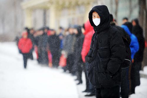3月17日,哈爾濱市民在風(fēng)雪中等待公交車。哈爾濱市15日夜以來持續(xù)降雪,氣溫明顯下降。黑龍江省氣象臺3月16日16時(shí)發(fā)布寒潮黃色預(yù)警,預(yù)計(jì)未來24小時(shí)內(nèi),大興安嶺、齊齊哈爾、哈爾濱最低氣溫下降10℃以上。新華社記者 王建威 攝