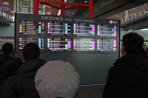 3月17日10時(shí)許,在北京首都機(jī)場(chǎng)T3航站樓,乘客在候機(jī)大廳查看航班信息。當(dāng)日清晨,受大霧影響,北京首都國(guó)際機(jī)場(chǎng)未達(dá)起降標(biāo)準(zhǔn),大量航班延誤或取消。11時(shí),首都機(jī)場(chǎng)能見(jiàn)度達(dá)550至800米,航班陸續(xù)恢復(fù)放行。新華社發(fā)(付琪 攝)