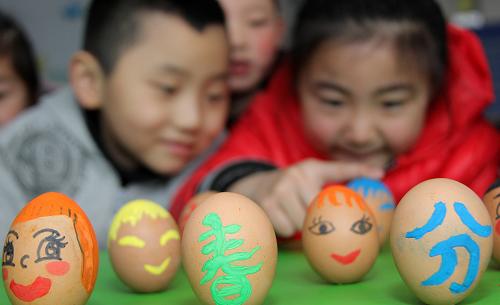 3月20日,山東省棗莊市紅旗小學(xué)幼兒園的小朋友在玩“立蛋”游戲。當(dāng)日是農(nóng)歷二十四節(jié)氣中的“春分”。“春分到、蛋兒俏”,“春分立蛋”的傳統(tǒng)起源于4000年前,每年此時(shí),我國(guó)很多地方都舉行“立蛋”的游戲或比賽。新華社發(fā)(孫中喆 攝)