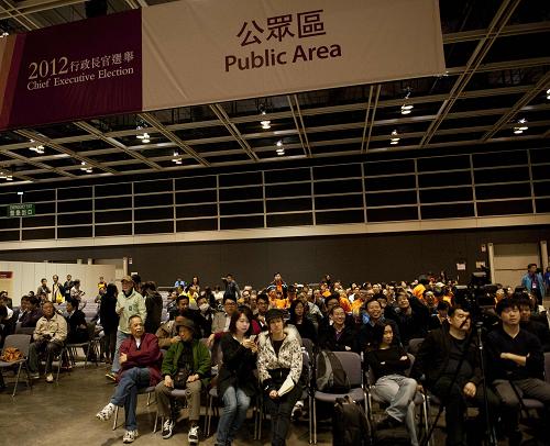 3月25日,市民在設(shè)于中央點票站的公眾區(qū)觀看選舉電視直播。當(dāng)日,香港特別行政區(qū)第四任行政長官選舉在香港會議展覽中心開始舉行。新華社發(fā)(廖梓達(dá) 攝)
