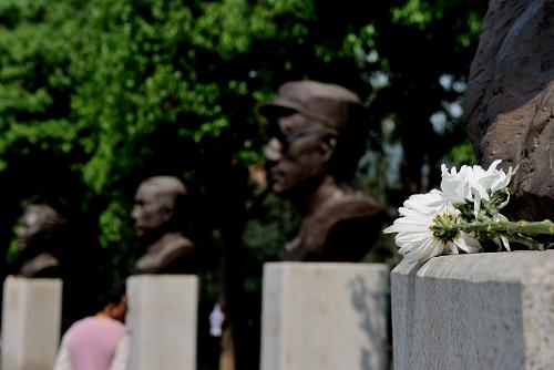 一位紅巖烈士的雕塑前擺放著市民敬獻的鮮花(4月2日攝)。當日,重慶許多市民自發(fā)地前往歌樂山烈士陵園掃墓,重溫紅巖烈士的英勇事跡。 中國傳統(tǒng)節(jié)日清明臨近,許多人選擇在清明期間以各種方式祭奠逝者、緬懷先烈。 新華社記者 李健攝