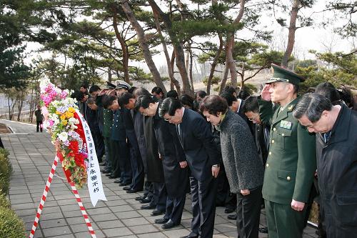 4月4日清明節(jié),在朝鮮首都平壤,中國駐朝使館外交官和中資機(jī)構(gòu)代表向兄弟山志愿軍烈士墓默哀致敬。新華社記者 張利 攝