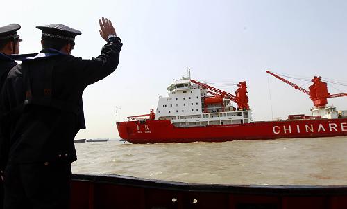 4月7日,邊檢民警正準(zhǔn)備登上“雪龍”號。 新華社記者 裴鑫 攝