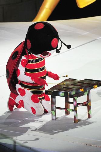 4月28日,一名樂(lè)手裝扮成瓢蟲(chóng)卡通形象在第八屆中國(guó)國(guó)際動(dòng)漫節(jié)開(kāi)幕式晚會(huì)上表演。當(dāng)晚,由國(guó)家廣播電影電視總局、浙江省人民政府主辦的第八屆中國(guó)國(guó)際動(dòng)漫節(jié)開(kāi)幕式晚會(huì)暨“金猴獎(jiǎng)”頒獎(jiǎng)盛典在杭州黃龍?bào)w育館舉行。本屆動(dòng)漫節(jié)以“動(dòng)漫我的城市,動(dòng)漫我的生活”為主題,內(nèi)容包括會(huì)展、論壇、大賽、活動(dòng)四大板塊共計(jì)50多個(gè)項(xiàng)目,吸引了來(lái)自61個(gè)國(guó)家和地區(qū)的展商參會(huì)。新華社發(fā)(李忠 攝)