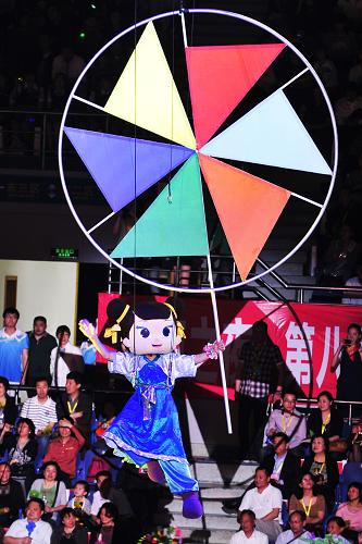 4月28日晚,卡通人偶從第八屆中國(guó)國(guó)際動(dòng)漫節(jié)開(kāi)幕式晚會(huì)的觀眾席上飛過(guò)。當(dāng)晚,由國(guó)家廣播電影電視總局、浙江省人民政府主辦的第八屆中國(guó)國(guó)際動(dòng)漫節(jié)開(kāi)幕式晚會(huì)暨“金猴獎(jiǎng)”頒獎(jiǎng)盛典在杭州黃龍?bào)w育館舉行。本屆動(dòng)漫節(jié)以“動(dòng)漫我的城市,動(dòng)漫我的生活”為主題,內(nèi)容包括會(huì)展、論壇、大賽、活動(dòng)四大板塊共計(jì)50多個(gè)項(xiàng)目,吸引了來(lái)自61個(gè)國(guó)家和地區(qū)的展商參會(huì)。新華社發(fā)(李忠 攝)