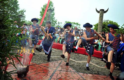 4月29日,在四川省興文石海世界地質(zhì)公園,興文縣苗族同胞歡度“花山節(jié)”。當日,四川省興文縣數(shù)千名苗族青年齊聚石海世界地質(zhì)公園共慶“花山節(jié)”,吸引了眾多游客。“花山節(jié)”是苗族民間盛大的傳統(tǒng)節(jié)日,又稱“踩花山”“跳場”“跳花”“?;ㄉ?#8221;等,各地節(jié)期不同,屆時,苗族同胞自發(fā)聚集在一起,吹著蘆笙,載歌載舞,慶賀和祈禱豐年,男女青年也在此佳節(jié)互相對歌尋覓佳偶。新華社記者 江宏景 攝