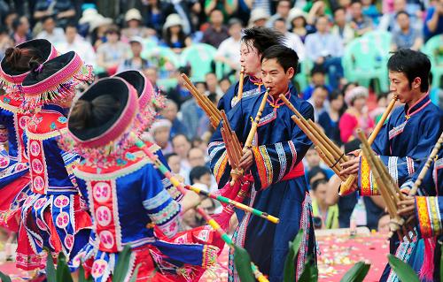 4月29日,在四川省興文石海世界地質(zhì)公園,興文縣苗族青年載歌載舞歡度“花山節(jié)”。當日,四川省興文縣數(shù)千名苗族青年齊聚石海世界地質(zhì)公園共慶“花山節(jié)”,吸引了眾多游客。“花山節(jié)”是苗族民間盛大的傳統(tǒng)節(jié)日,又稱“踩花山”“跳場”“跳花”“?;ㄉ?#8221;等,各地節(jié)期不同,屆時,苗族同胞自發(fā)聚集在一起,吹著蘆笙,載歌載舞,慶賀和祈禱豐年,男女青年也在此佳節(jié)互相對歌尋覓佳偶。新華社記者 江宏景 攝