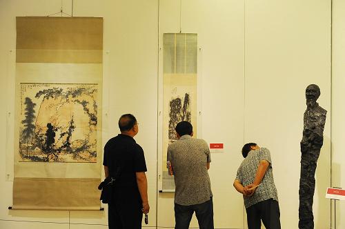 5月21日,觀眾在中國(guó)美術(shù)館參觀展出的藝術(shù)作品。新華社記者 魯鵬 攝