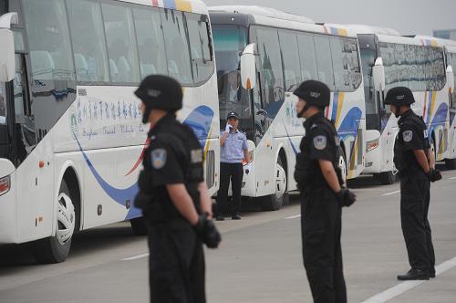 5月24日,警員押解犯罪嫌疑人轉(zhuǎn)往蘇州市看守所。新華社記者 韓瑜慶 攝