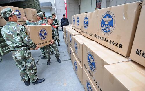 6月3日,武警戰(zhàn)士在搬運(yùn)準(zhǔn)備銷(xiāo)毀的毒品。當(dāng)日是民族英雄林則徐虎門(mén)銷(xiāo)煙紀(jì)念日,福建省禁毒委員會(huì)辦公室在福州市對(duì)緝毒執(zhí)法部門(mén)近年來(lái)繳獲的毒品進(jìn)行集中銷(xiāo)毀,共無(wú)害化處理各類(lèi)毒品及易制毒化學(xué)品4.2噸。新華社記者 林善傳 攝