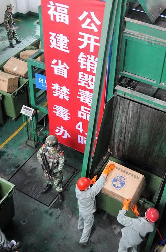 6月3日,毒品銷(xiāo)毀現(xiàn)場(chǎng)工人正將毒品投入焚燒爐。 新華社記者 林善傳 攝