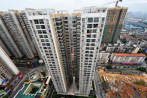 長沙今年投入419億元建2.65萬套保障房 長沙市區(qū)一處保障房小區(qū)(6月5日攝)。 記者從近日發(fā)布的《湖南省“十二五”住房保障規(guī)劃》獲悉,長沙2012年要建設(shè)保障住房共2.65萬套(含棚戶區(qū)改造住房)。據(jù)估算,共需資金約419億元。據(jù)悉,“十二五”期間,長沙要完成保障性住房和各類棚戶區(qū)改造住房建設(shè)共16.5萬套(戶),新增發(fā)放廉租住房租賃補貼0.5萬戶。 新華社記者 龍弘濤 攝