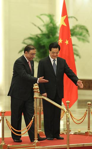 6月7日,中國國家主席胡錦濤在北京人民大會(huì)堂主持儀式,歡迎對(duì)中國進(jìn)行訪問并出席上海合作組織成員國元首理事會(huì)第十二次會(huì)議的巴基斯坦總統(tǒng)扎爾達(dá)里。 新華社記者 劉衛(wèi)兵 攝