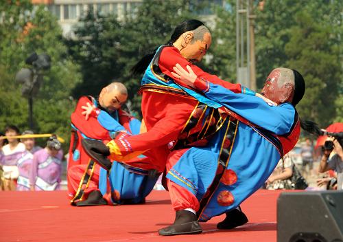 6月9日,在河北省博物館廣場,演員在表演滿族民間舞蹈“二貴摔跤”。當日是中國第七個文化遺產(chǎn)日,河北省精選傳統(tǒng)體育、舞蹈、戲曲等河北省國家級和省級非物質(zhì)文化遺產(chǎn)項目進行展演,并舉辦傳統(tǒng)手工技藝大展,讓普通群眾走近、認識河北省民俗文化。新華社記者 鞏志宏 攝