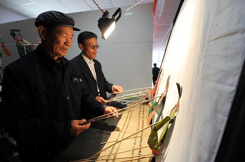 6月9日,在寧夏回族自治區(qū)海原縣,海原皮影戲的傳承人在進行表演。新華社記者 彭昭之 攝