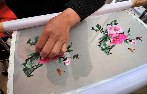 6月9日,在寧夏回族自治區(qū)海原縣,海原回族刺繡的傳承人在展示刺繡技法。當日是中國第七個文化遺產(chǎn)日,地處寧夏西海固山區(qū)的海原縣舉行非物質(zhì)文化遺產(chǎn)巡回展示活動。新華社記者 彭昭之 攝
