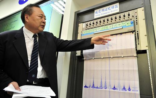 6月10日,臺(tái)灣氣象部門地震測(cè)報(bào)中心的工作人員在說明地震情況。據(jù)臺(tái)灣氣象部門消息,當(dāng)日5時(shí)左右,臺(tái)灣宜蘭外海發(fā)生6.5級(jí)地震,全臺(tái)有震感。截至發(fā)稿時(shí),尚無重大災(zāi)情傳出。新華社發(fā)(吳景騰 攝)