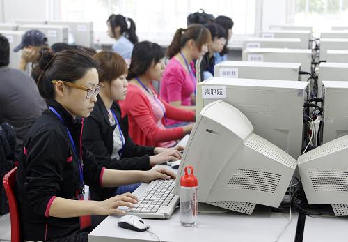 6月16日,在沈陽(yáng)師范大學(xué),閱卷人網(wǎng)上評(píng)閱高考試卷。當(dāng)日,遼寧省高考評(píng)卷工作在沈陽(yáng)師范大學(xué)、遼寧大學(xué)等高校有序進(jìn)行。全省25萬(wàn)余考生的100多萬(wàn)份高考試卷全部實(shí)施網(wǎng)上評(píng)閱,預(yù)計(jì)6月26日左右可發(fā)布成績(jī)。新華社發(fā)(萬(wàn)重 攝)
