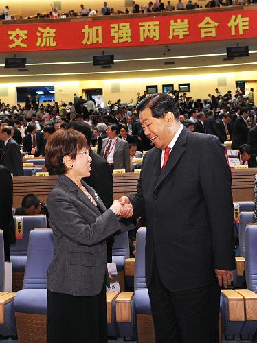6月17日,第四屆海峽論壇大會在廈門舉行。中共中央政治局常委、全國政協(xié)主席賈慶林出席大會并致辭。這是賈慶林與中國國民黨副主席洪秀柱握手。新華社記者 饒愛民 攝