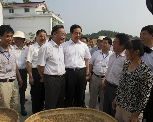 6月18日至21日,中共中央政治局常委、全國(guó)人大常委會(huì)委員長(zhǎng)吳邦國(guó)專程來到位于大別山區(qū)的安徽省六安市及所屬金寨縣、霍山縣、裕安區(qū)調(diào)研,實(shí)地了解老區(qū)群眾生產(chǎn)生活情況,主持召開專題座談會(huì),共商老區(qū)扶貧開發(fā)大計(jì)。這是6月19日,吳邦國(guó)在安徽金寨縣古碑鎮(zhèn)司馬村與村民宋承兵(右三)夫婦交談。新華社記者 謝環(huán)馳 攝