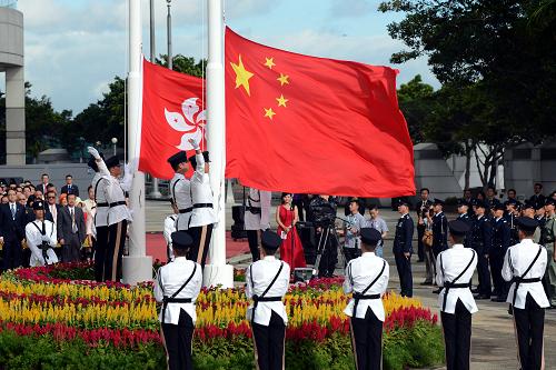 7月1日,香港金紫荊廣場(chǎng)舉行升旗儀式,慶祝香港回歸祖國(guó)十五周年。新華社記者 張金加 攝