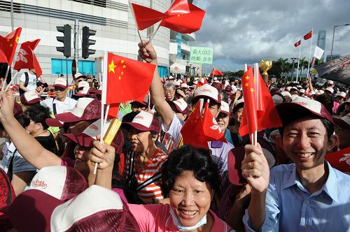 7月1日,香港金紫荊廣場(chǎng)舉行升旗儀式,慶祝香港回歸祖國(guó)十五周年。這是市民和游客出席升旗儀式。新華社記者 張金加 攝