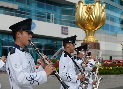 7月1日,香港金紫荊廣場(chǎng)舉行升旗儀式,慶祝香港回歸祖國(guó)十五周年。新華社記者 張金加 攝