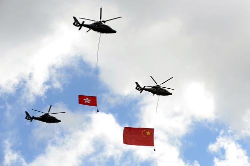 7月1日,香港金紫荊廣場(chǎng)舉行升旗儀式,慶祝香港回歸祖國(guó)十五周年。新華社記者 張金加 攝