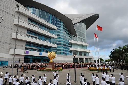 7月1日,香港金紫荊廣場(chǎng)舉行升旗儀式,慶祝香港回歸祖國(guó)十五周年。新華社記者 張金加 攝