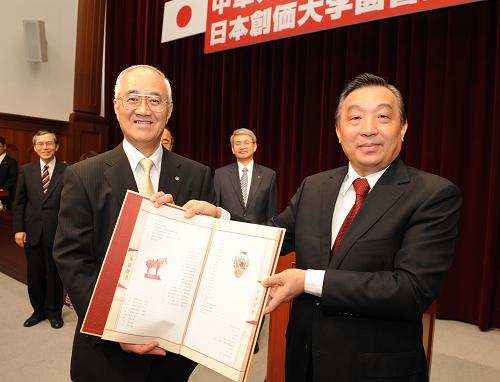 7月3日,在日本東京的創(chuàng)價大學(xué),中國國務(wù)院新聞辦公室主任王晨(前右)與日本創(chuàng)價大學(xué)校長山本英夫向媒體展示贈送日方的書目。當(dāng)日,中國國務(wù)院新聞辦公室向日本創(chuàng)價大學(xué)贈送了包括《史記》《魯迅全集》《西游記》《水滸傳》等在內(nèi)的1500冊中國圖書。贈書活動是由國務(wù)院新聞辦公室和中國駐日本大使館為紀(jì)念中日邦交正?;?0周年舉辦的“感知中國”系列活動的一部分。新華社記者 馬平 攝