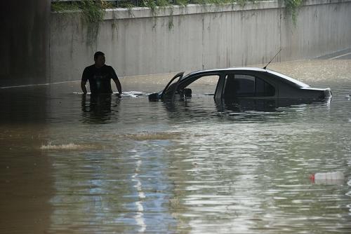 7月14日,江蘇鎮(zhèn)江遭暴雨襲擊,鎮(zhèn)江市珍珠橋涵洞下一輛私家車被水淹沒。據(jù)中央氣象臺消息,近日,我國南方地區(qū)的高溫天氣在雨水的強勢圍攻下,范圍大大縮減。取而代之的是江蘇、安徽、湖南、云南等地出現(xiàn)的暴雨。14日下午,中央氣象臺繼續(xù)發(fā)布暴雨藍色預警:預計14日20時至15日20時,江蘇東南部、浙江中北部、上海、湖南中部、江西中北部、四川盆地南部、云南西部和南部、貴州東南部等地局地有大暴雨。新華社發(fā)(封疆江 攝)