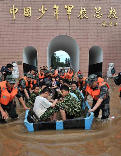 7月22日,被困人員在救援人員的幫助下撤離北京市房山區(qū)青龍湖中國少年軍?;?。7月21日,北京出現61年來最大降水。當晚,消防部門接到報警,強暴雨造成的洪水導致正在北京市房山區(qū)青龍湖中國少年軍?;貎冗M行軍訓的百余名學生和教職員工被困,隨即救援隊伍趕往現場。7月22日7點30分左右,被困的351名學生和60余位教職員工開始被陸續(xù)轉移出基地,無人員傷亡。新華社記者 李文 攝