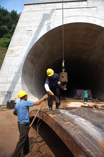 8月7日,在南廣高鐵藤縣段,建設(shè)工人正在架設(shè)鋼模。新華社記者張愛林攝