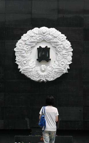 8月14日,人們在侵華日軍南京大屠殺遇難同胞紀(jì)念館內(nèi)的祭場憑吊遇難者。8月13日,南京市政府正式公布關(guān)于成立南京大屠殺史檔案申報世界記憶遺產(chǎn)工作領(lǐng)導(dǎo)小組的通知,南京大屠殺史檔案“申遺”再次啟動。此次申報主體由一館(侵華日軍南京大屠殺遇難同胞紀(jì)念館)變成了三館(侵華日軍南京大屠殺遇難同胞紀(jì)念館、中國第二歷史檔案館、南京市檔案館)。“世界記憶遺產(chǎn)”又稱“世界記憶工程”,是“世界文化遺產(chǎn)名錄項目”的延續(xù),旨在對世界范圍內(nèi)正在老化、損毀、消失的人類記錄進(jìn)行搶救和保護(hù)。新華社發(fā)(王新 攝)