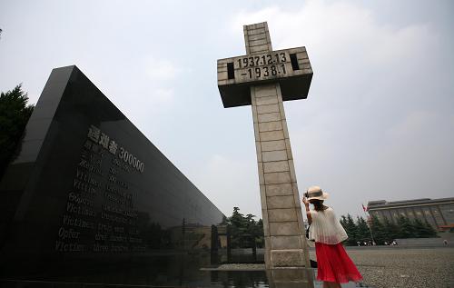 8月14日,人們在侵華日軍南京大屠殺遇難同胞紀(jì)念館內(nèi)參觀。新華社發(fā)(王新 攝)