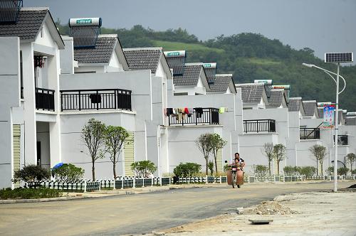 在湖北省鄖縣柳陂鎮(zhèn)舒家溝村,一位已經(jīng)搬遷入住的后靠移民騎摩托車帶著家人行駛在移民新村的街道上(8月18日攝)。截至8月中旬,柳陂鎮(zhèn)的大部分后靠移民已經(jīng)喬遷新居,他們正在建設(shè)自己的新家園。 南水北調(diào)中線水源地丹江口庫區(qū)共需搬遷34.5萬人,截至2011年底,庫區(qū)移民基本完成搬遷,掃尾工作中的兩個(gè)整體搬遷的集鎮(zhèn)——鄖縣柳陂鎮(zhèn)和丹江口市均縣鎮(zhèn)的2萬多名移民將于2012年9月中旬全部完成搬遷,至此,南水北調(diào)中線庫區(qū)移民搬遷將全部完成。新華社記者 郝同前 攝