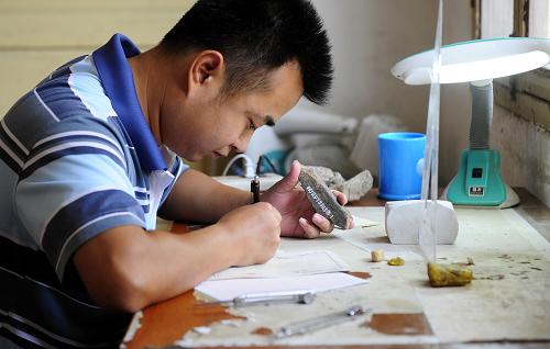 8月18日,一位文物工作者對出土的文物進(jìn)行分類登記。新華社記者 郝同前 攝