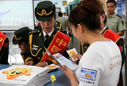 8月19日,內(nèi)蒙古邊防總隊(duì)在呼和浩特白塔國際機(jī)場開展中國邊檢服務(wù)品牌推介活動(dòng),向旅客發(fā)放宣傳紀(jì)念品。新華社記者 齊洪斌 攝