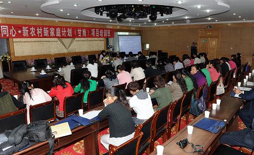 這是培訓(xùn)班現(xiàn)場(chǎng)(8月24日攝)。當(dāng)日,同心·新農(nóng)村新家庭計(jì)劃(甘南)項(xiàng)目培訓(xùn)班在甘肅省甘南藏族自治州開班。來(lái)自北京402醫(yī)院、北京兒童醫(yī)院、北京第六人民醫(yī)院、北京豐臺(tái)醫(yī)院等多家醫(yī)院的專家和醫(yī)護(hù)人員為甘南藏族自治州的縣鄉(xiāng)計(jì)生服務(wù)站(所)、一線的縣鄉(xiāng)醫(yī)院、衛(wèi)生院的100多名醫(yī)務(wù)人員進(jìn)行了專業(yè)培訓(xùn),內(nèi)容涉及婦科、產(chǎn)科、兒科、不孕不育、生殖健康等科目。新華社記者 何俊昌 攝