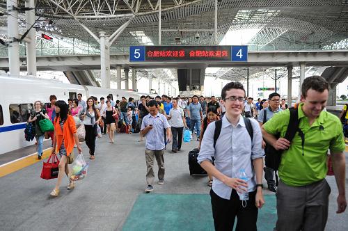 8月26日,乘客在合肥站下車(chē)。隨著全國(guó)暑運(yùn)接近尾聲,合肥火車(chē)站迎來(lái)客流高峰。當(dāng)日,合肥火車(chē)站預(yù)計(jì)發(fā)送旅客6萬(wàn)3千人,客流較前段時(shí)間激增20%左右。由于臨近全國(guó)大中小學(xué)開(kāi)學(xué)節(jié)點(diǎn),學(xué)生客流、送孩子的家長(zhǎng)和小候鳥(niǎo)成為客流增加的主要推動(dòng)因素。為應(yīng)對(duì)客流上漲帶來(lái)的壓力,合肥火車(chē)站通過(guò)增開(kāi)售票窗口、延長(zhǎng)售票時(shí)間等措施保證旅客順利乘車(chē)。新華社記者 杜宇 攝