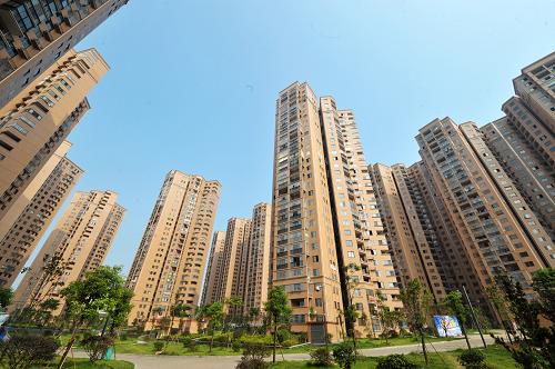 這是長沙城區(qū)內一處新建樓盤(9月1日攝)。湖南省統(tǒng)計局日前發(fā)布的全省第六次人口普查報告顯示,截止到2010年,湖南省實現(xiàn)了99%以上的家庭“居有其屋”,人均居住面積達到34.69平方米,和上一次人口普查(2000年)相比增加7.76平方米。新華社記者 龍弘濤 攝